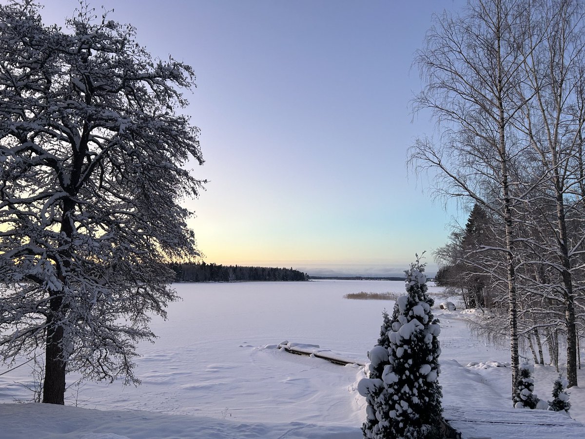 Oma mottoni on ”saavuta unelmasi”. Uusi alkanut vuosi on jälleen mahdollisuuksia täynnä. Positiivisella, rohkaisevalla ja kannustavalla asenteella rakennetaan myös yritysten menestystarinat. Onnea ja menestystä uudelle alkaneelle vuodelle 2024! #kilpailuetu