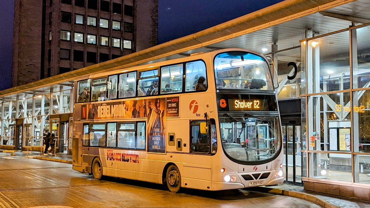 WC2512's tweet photo. New dest on the York B9s
@FirstManchester 37676 - YJ09 FVG in #Oldham Bus Station this afternoon working a 82 service back to #Sholver. https://t.co/J3IADXXbPx