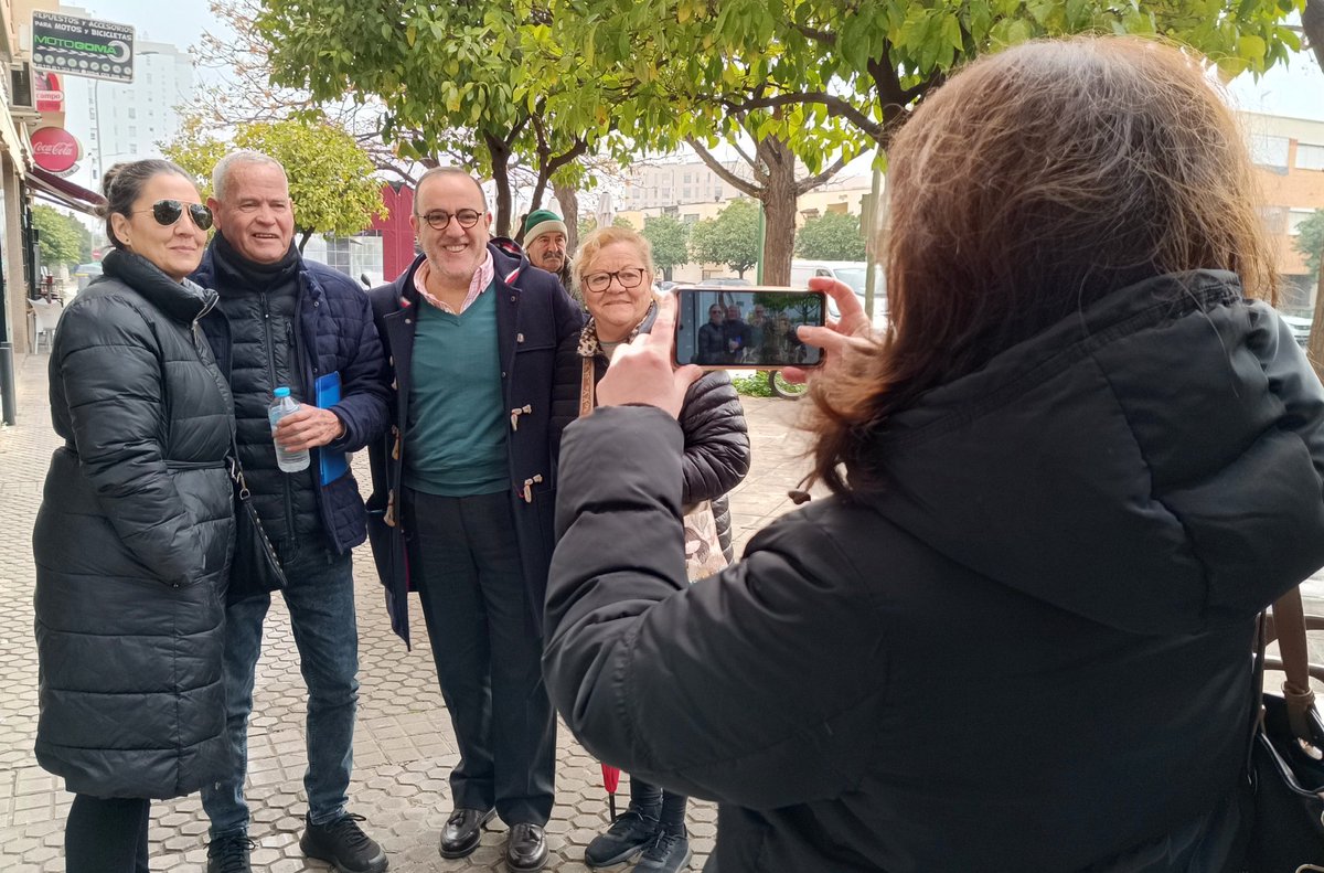 Visita a La Corza, esta mañana, con representantes vecinales que velan por el bienestar de los vecinos de su barriada.

Tomamos buena nota de sus propuestas y sus reivindicaciones y volveremos pronto, junto con <a href="/FranPaezSev/">Francisco Páez</a>