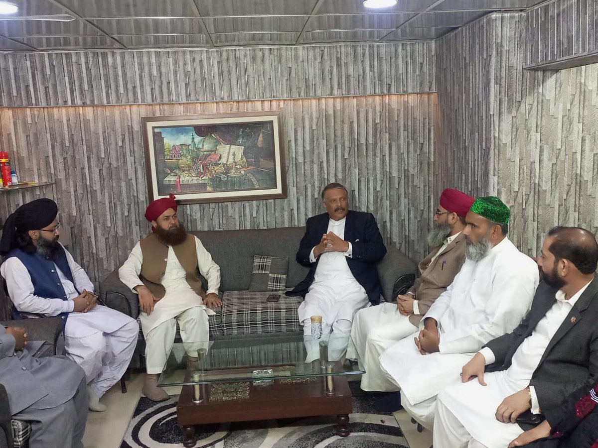 سـربـراہ پـاکـسـتـان سـنـی تـحـریـک مـحـمـد شـاداب رضـا نـقـشبـنـدی بـھـائـی سے مـرکـز اہـلـسنـت پر قومی یکجہتی اتحاد کے سربراہ اعجاز الحق صاحب نے وفد کے ہمراہ ملاقات کی۔