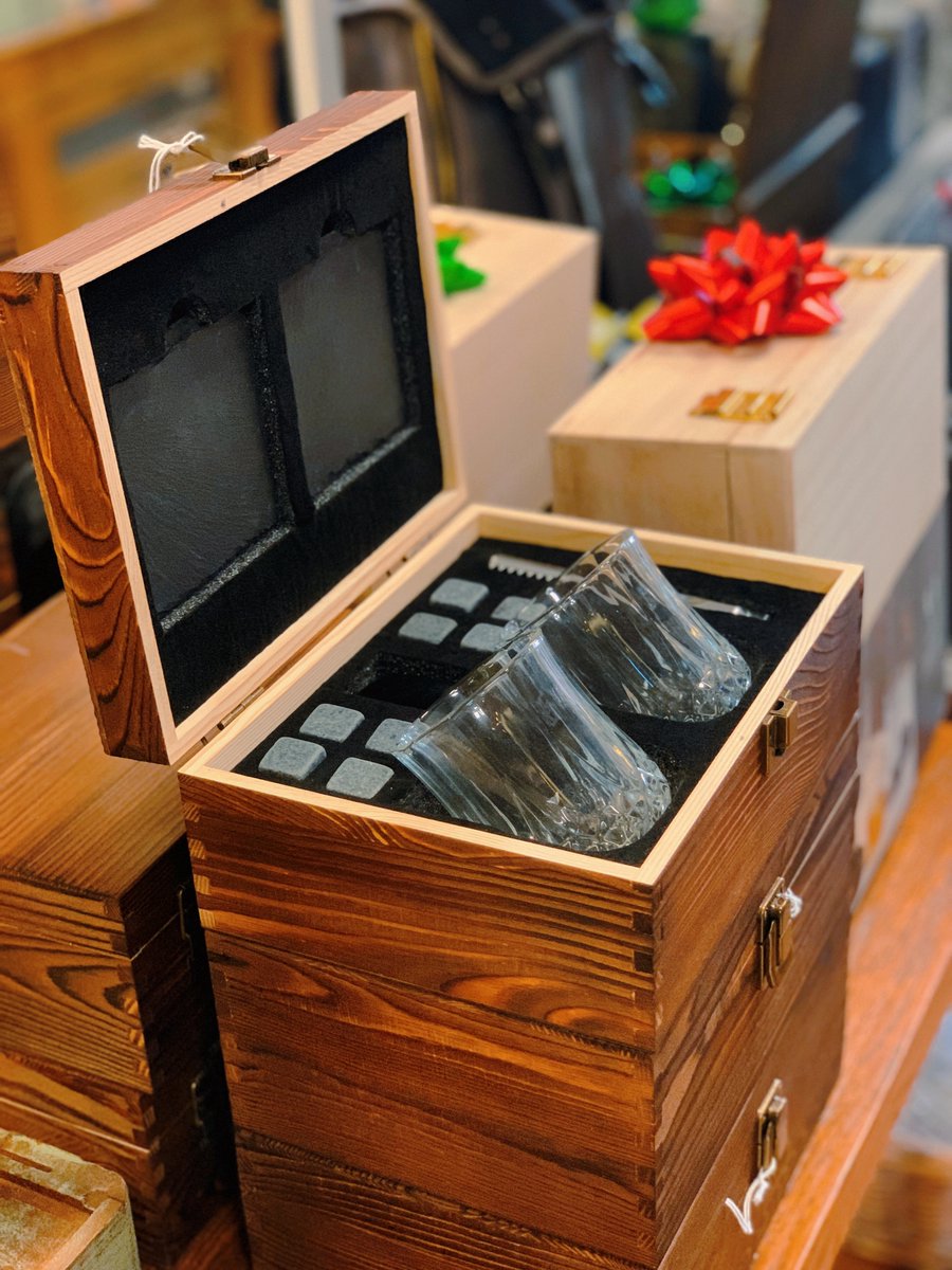 ChicagoBarStore's tweet photo. This kit has everything you need to enjoy your spirits and hold your favorite alcohol! Features a beautiful hand crafted gift box and two whiskey glasses. This makes it the perfect, multi-occasional gift !   🎁  💝 Available in store! https://t.co/copL1R4fie