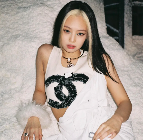 AboutMusicYT's tweet photo. Both Jennie and Rosé of BLACKPINK have shared photos from the studio in the last 24 hours. https://t.co/hMnqwpRgBo