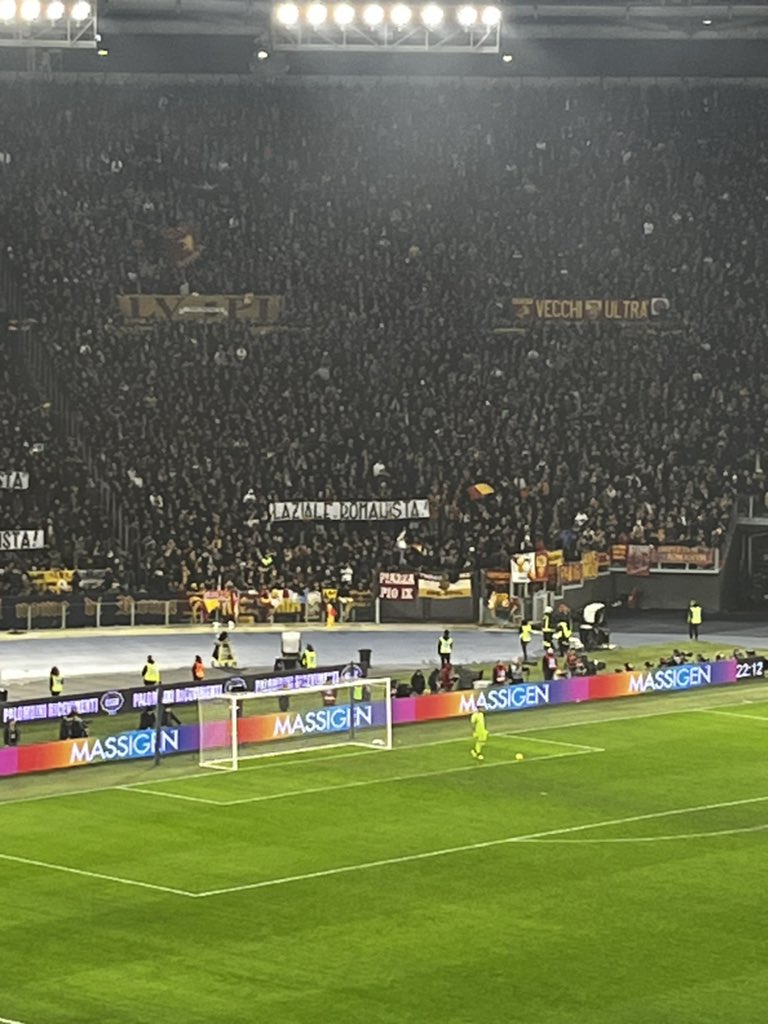 808andLazio's tweet photo. Credo abbiano appena usato la parola “romanista” come insulto ma non so se è giusto farglielo notare https://t.co/8aseUNNzfz