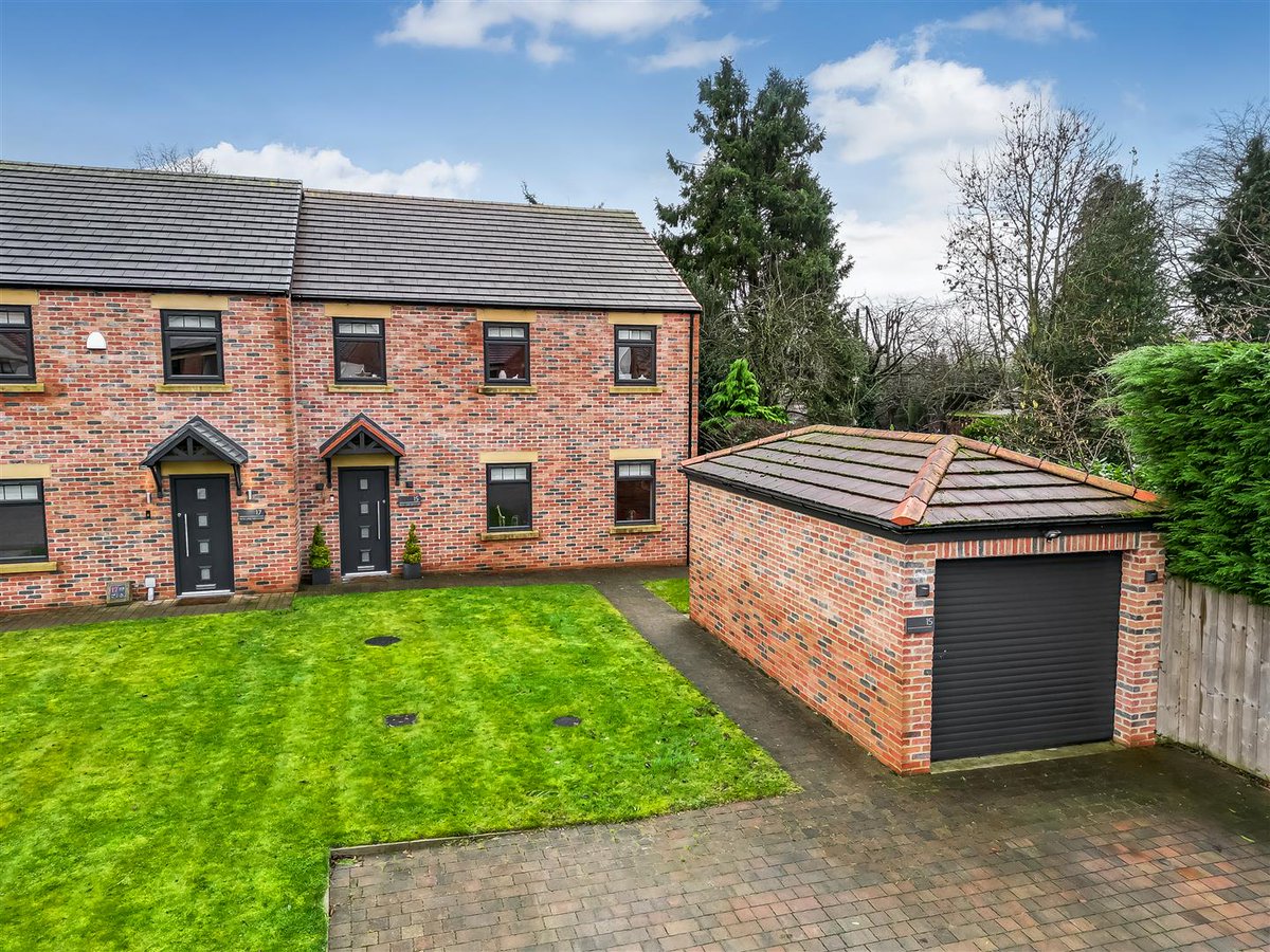 TheCarverGroup's tweet photo. ✨ 𝐍𝐄𝐖 ✨

This is a stunning property in an exclusive gated development in Newsham, Darlington.

With a large living/kitchen area, lovely sitting room, 4 bedrooms, en-suite, family bathroom, walk-in wardrobe, and landscaped rear garden.

🏡£425,000
➡️https://t.co/tBO4LueXOu https://t.co/mX1kAu8MPG