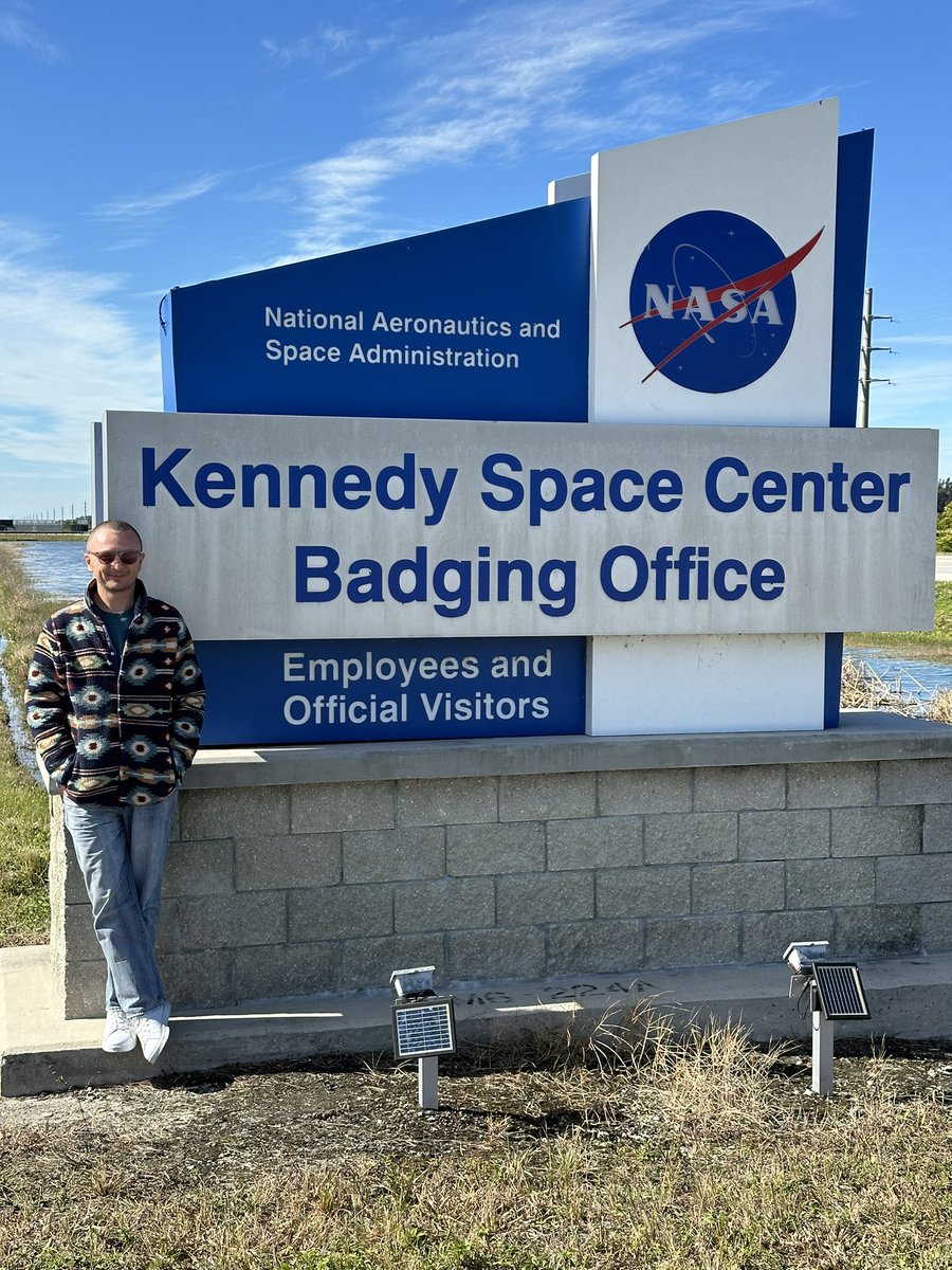 Arrived to @NASAKennedy safe and sound. All badged up & ready for UzMAn payload prep for #Ax3 starting tomorrow. Kennedy Uzay Merkezi’ne gelip kimliklerimizi aldık. Laboratuvarda UzMAn deneyinin Uluslararası Uzay İstasyonu’na gidecek örneklerini hazırlamaya başlayacağız.
