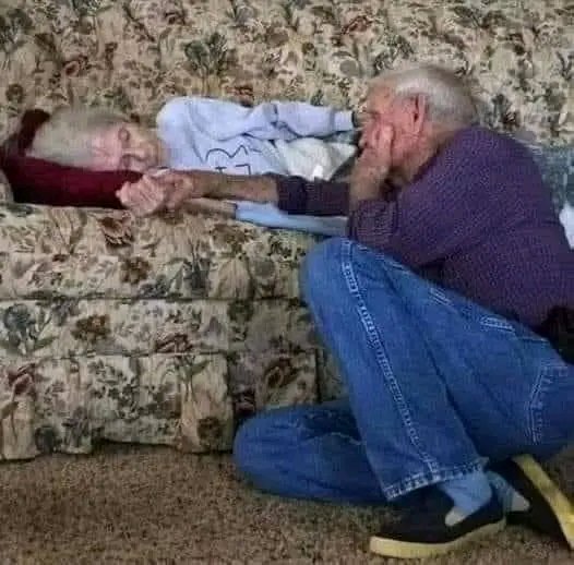 fopminui's tweet image. Compassion story: She said, “Don&apos;t call the doctor, I want to fall asleep peacefully, with your hand in mine.” He told her about the past, how they met, their first kiss. they didn&apos;t cry, they smiled. They didn&apos;t regret anything, they were grateful. Then she repeated softly, &apos;I…