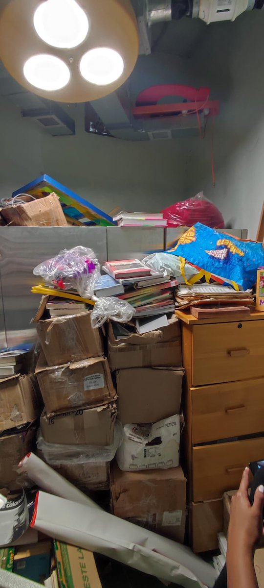 La megabiblioteca resultó un robo en nuestras narices: computadores no aparecen, páneles solares obsoletos, edificación en riesgo. La situación es tan grave que la <a href="/SantaMartaDTCH/">Alcaldía de Santa Marta</a> está considerando clausurar esta obra que costó más de $30 mil millones. El gran susto de