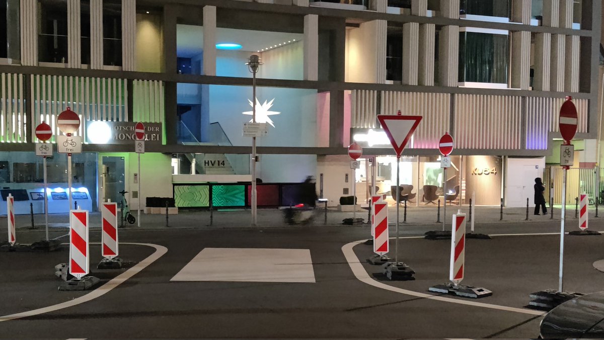 SoWoBerlin's tweet image. Sagenhafte 6 neue Einbahnstraßenschilder am #Hausvoigteiplatz. 5 Minuten gewartet, Autofahrer kommt, schaut verdutzt und fährt durch.
#Berufskraftgefährder
Ohne #Modalfilter wird es keine #Fahrradstraße.