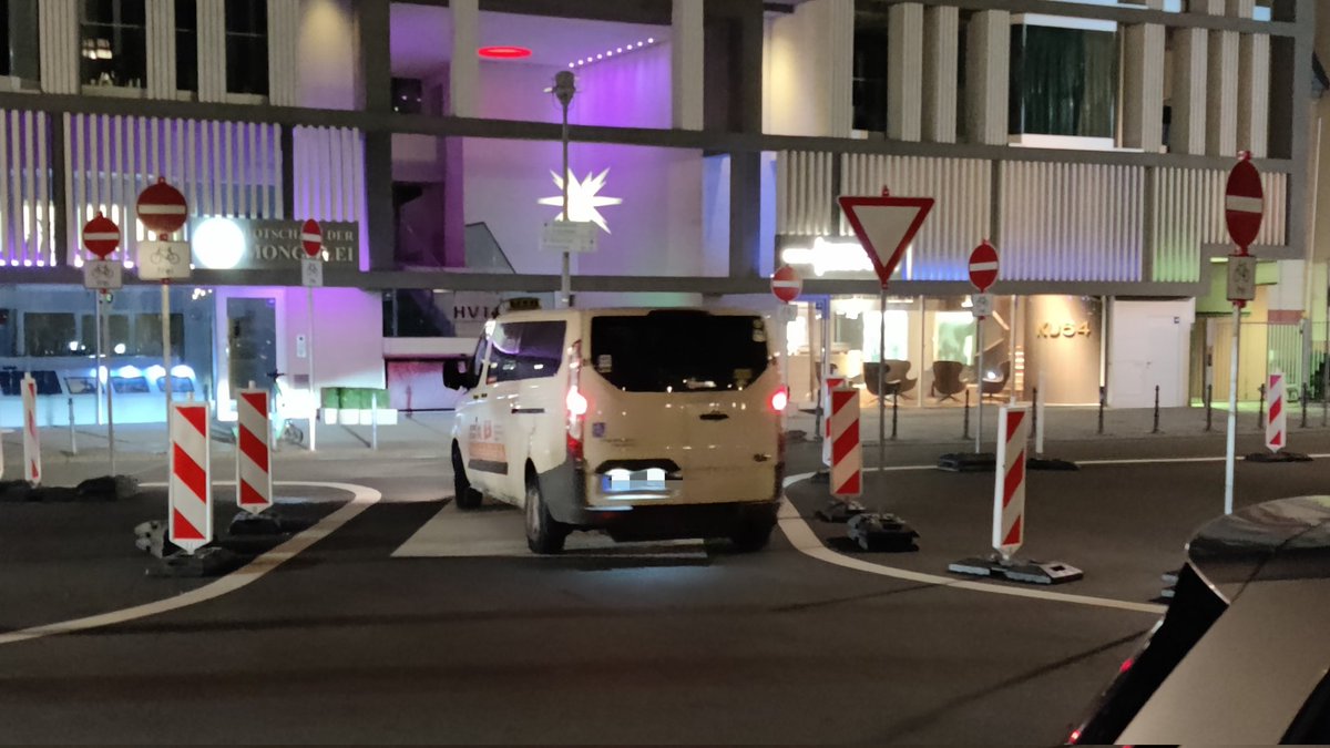SoWoBerlin's tweet image. Sagenhafte 6 neue Einbahnstraßenschilder am #Hausvoigteiplatz. 5 Minuten gewartet, Autofahrer kommt, schaut verdutzt und fährt durch.
#Berufskraftgefährder
Ohne #Modalfilter wird es keine #Fahrradstraße.