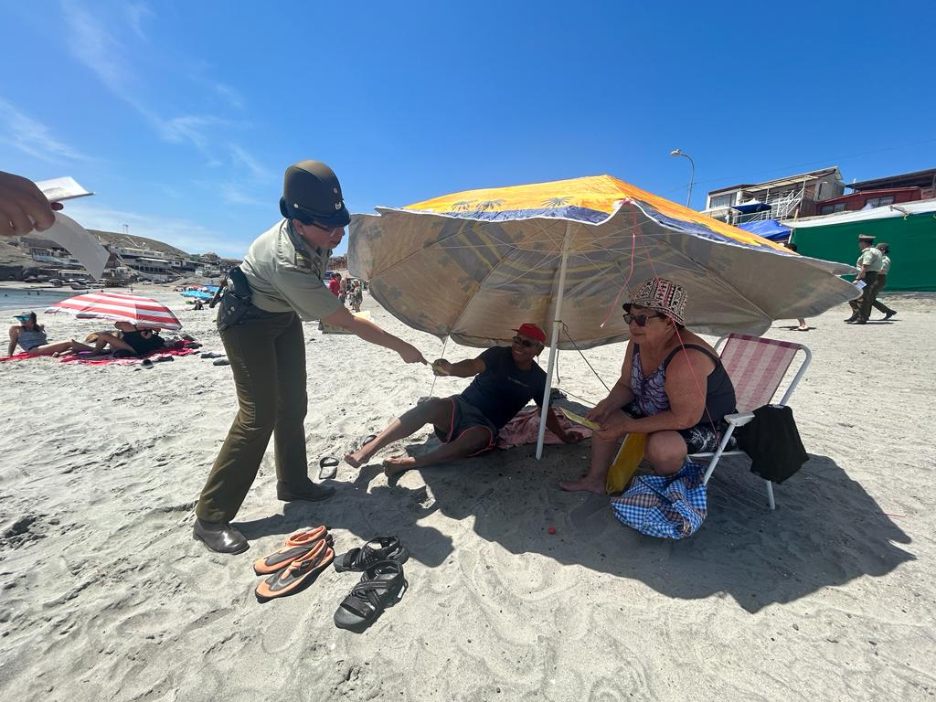 CarabMicc's tweet photo. Difusión preventiva de autocuidado en verano, resguardo de domicilios para evitar delitos en ellos y no conducir bajo efectos del alcohol y drogas realizó @CarabMicc 5° Comisaría #LaPortada #Antofagasta en balneario #JuanLópez y Caleta #ElLagarto. #LaPrevenciónEsNuestraEsencia https://t.co/d4pLrqR0sU