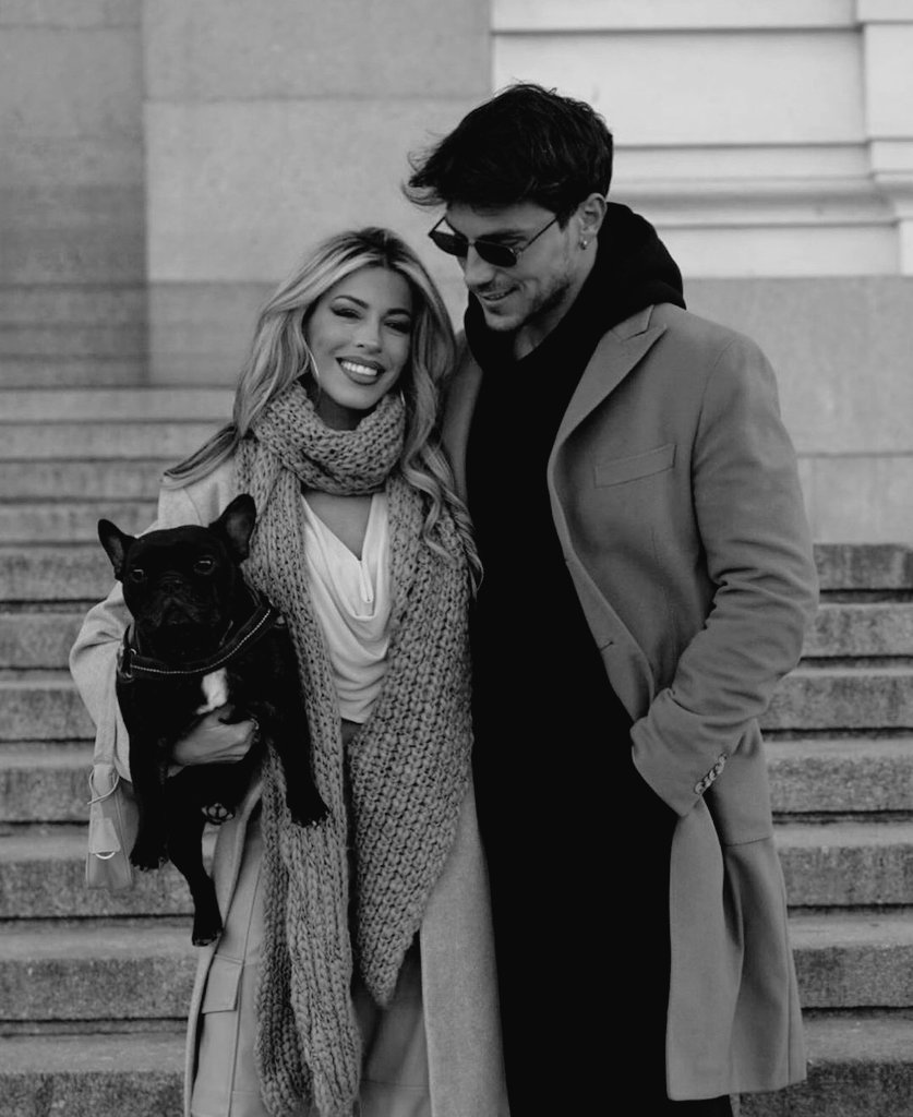 Mar ♪ (@merimar22) on Twitter photo MUOIO D'AMORE.
Datemi queste foto di famiglia al completo per sempre per favore, li amo li amo li amo 🤧🤍
#oriele MUOIO D'AMORE.
Datemi queste foto di famiglia al completo per sempre per favore, li amo li amo li amo 🤧🤍
#oriele