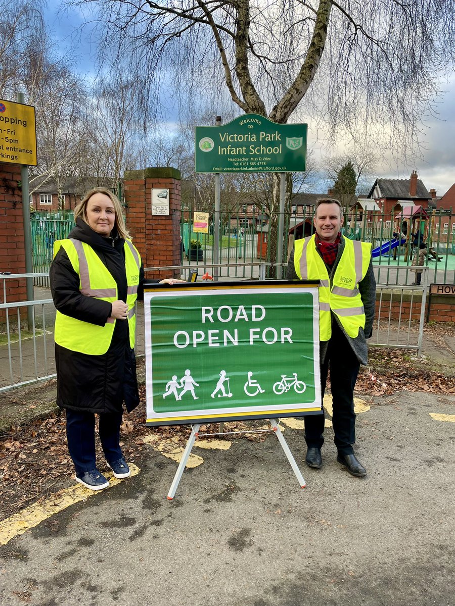 TomWRoss's tweet photo. Another successful school street trial today at Victoria Park Infant School- this time on Cyprus/Howard St. Good to see Headteacher Miss Vrlec and hear about the positive feedback from parents &amp; residents too!🚸 https://t.co/HrtmX8mgQ4
