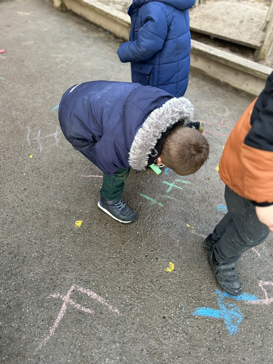 BG_FoxCubs's tweet photo. We love mark making in all kinds of places and spaces. #BGWriting #BGEYFS https://t.co/odNkJtYeYk