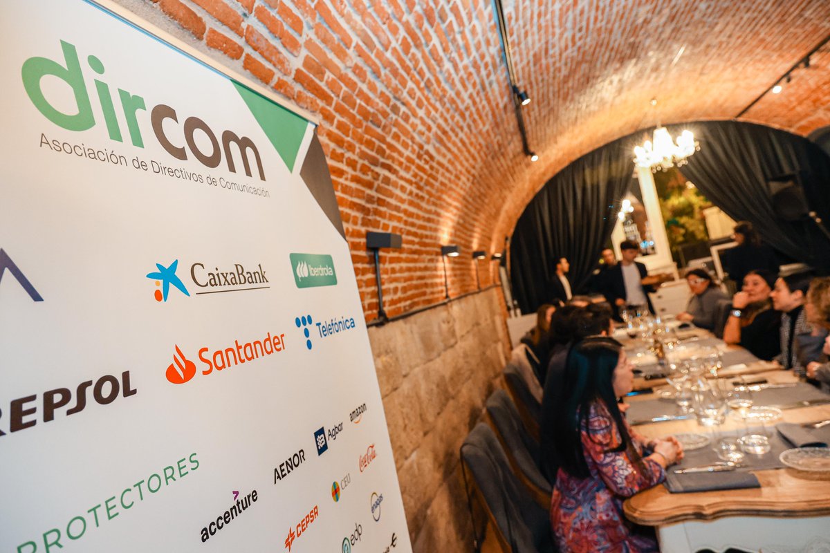 DircomCyL's tweet photo. Hoy hemos celebrado el Año Nuevo en el restaurante Suite 22 de Valladolid 🥂. Miembros de la Junta Directiva han informado a los socios de las actividades realizadas en 2023 y de las próximas como la jornada sobre #IA el 23 de enero en Burgos. https://t.co/9ccqdRVjYT