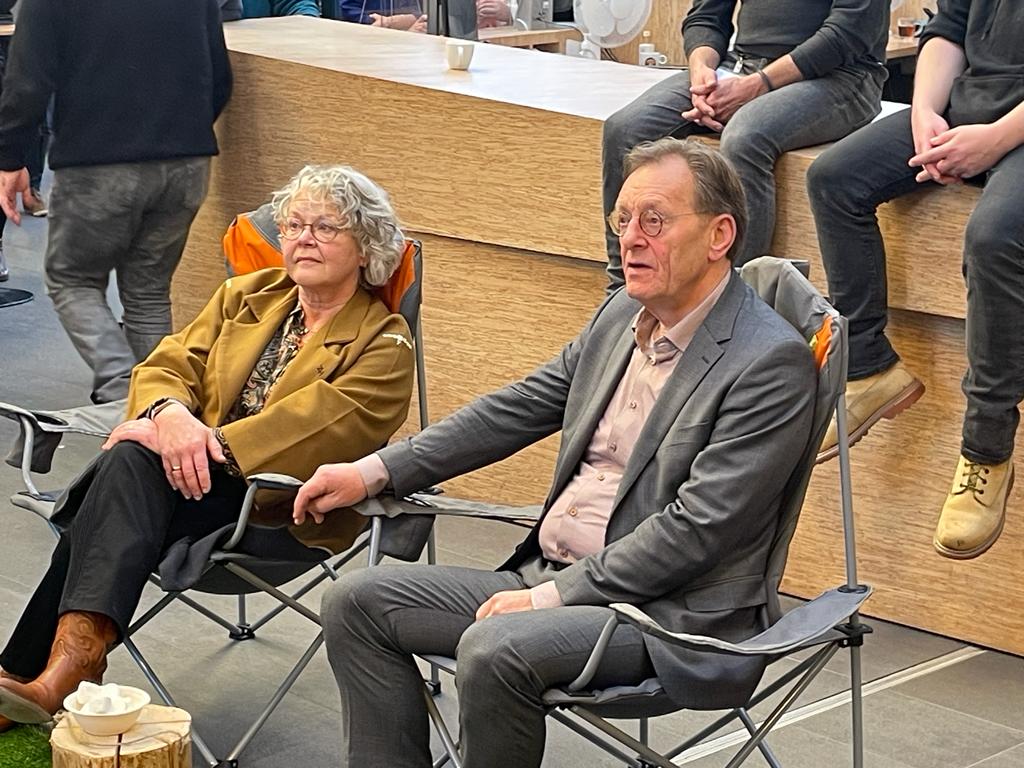 Na 18 jaar legt onze burgemeester <a href="/JanssenKoos/">Koos Janssen</a> zijn functie neer. Het afscheid vd gemeentelijke organisatie was bijzonder. Onze gem.secr Rene Grotens @Gror02 hield een prachtige speech en noemde de vele successen van onze BM, zoals de herontwikkeling van woonwagenkamp Beukbergen.