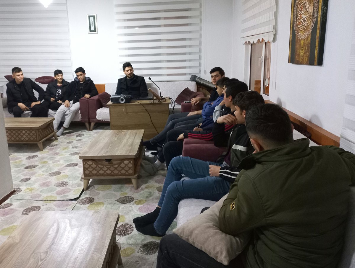 MuhammetKOCATR5's tweet photo. Liseli öğrencilerimizle Mesudiye Merkez Camii'nde yatsı namazını eda ettik akabinde Mesudiye Müftülüğü Gençlik Merkezimizde "İslam Davası" konusu işledik. Sıcak, samimi bir ortam eşliğinde çay, ikram ve sohbetle akşamımızı sonlandırdık. https://t.co/vPjm1J4tu3