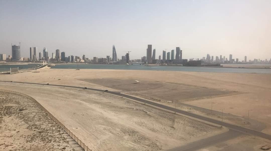 Saya pernah ada di titik paling rendah, dimana saya ga punya uang, anak saya alergi aufor, ga ada kerjaan sama sekali. 

Ada mie sebungkus, istri saya lapar. Akhirnya dimasak, bru juga dicemplungin mie-nya, LPG habis. Karena ga bisa beli LPG, kami makan mie basah diremuk. 

Out