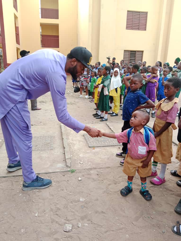 Ojfalana's tweet photo. A man can see his past, a boy can see his future. 

Shaking hands with a nursery school pupil (Mustapha) during my #100SchoolsVisit  to Onayade Schools Complex in Lagos Mainland LGA.

OJ Falana https://t.co/NUdEGJEj9n