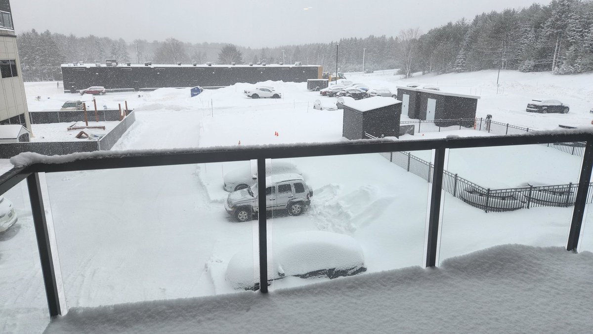 Doulouvre's tweet photo. On a "un peu" de neige ici !!
Et c'est que le début 🥶
#Quebec 🤩 https://t.co/Tl5N6mdDNW