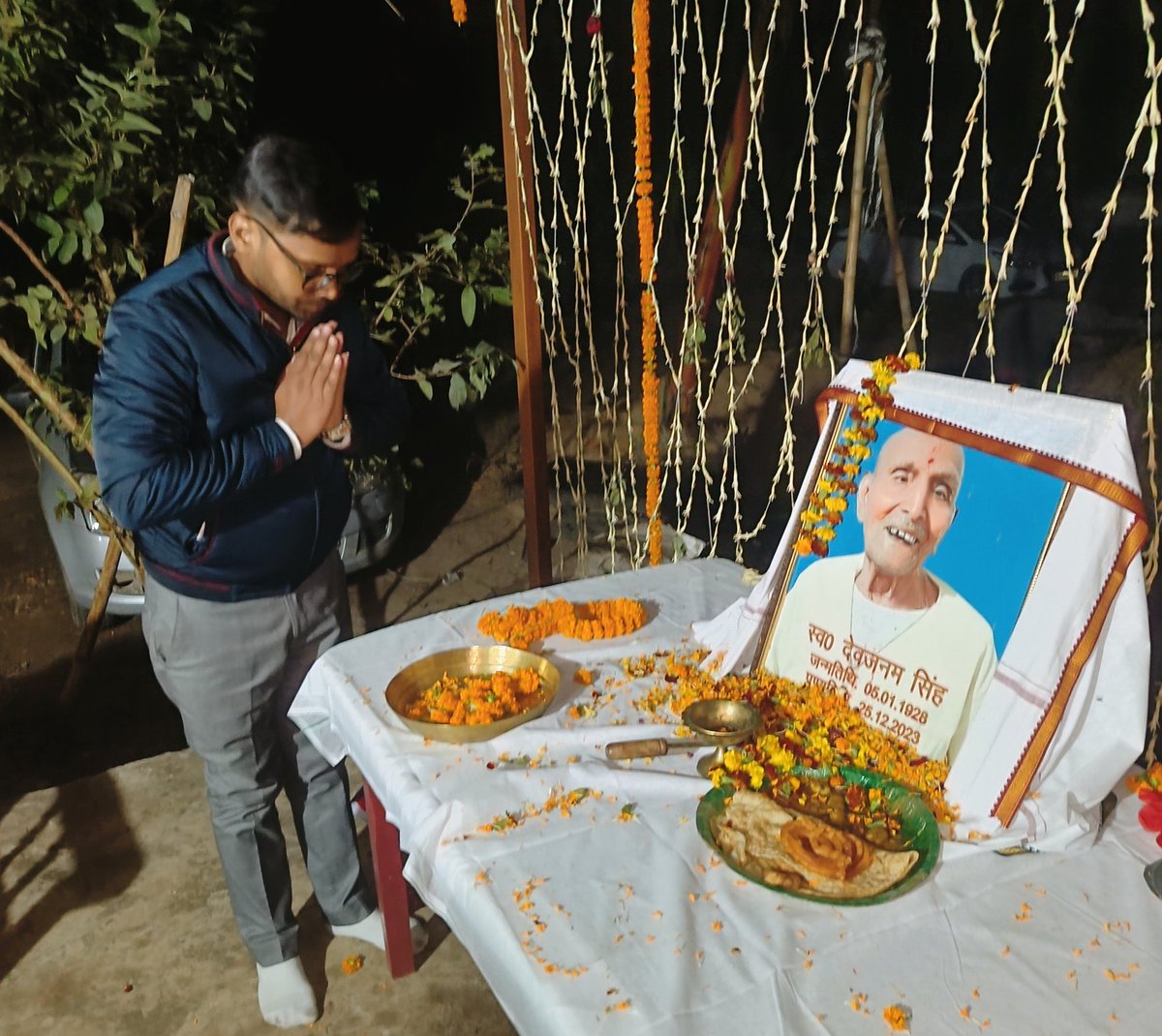RohitRuminates's tweet photo. आज शाम बाबा को श्रद्धांजलि देने पटना उच्च न्यायालय के जानेमाने अधिवक्ता @anjaneyashanu भैया का आगमन आवास पर हुआ। उनके साथ मेरे मेरे मित्र एवं अधिवक्ता S N Veeru जी भी उपस्थित थे। 

दोनों ने बाबा के तैलीय चित्र पर पुष्पांजलि कर अपना श्रद्धासुमन अर्पित किया। 🙏 https://t.co/Xxtdb5igLk