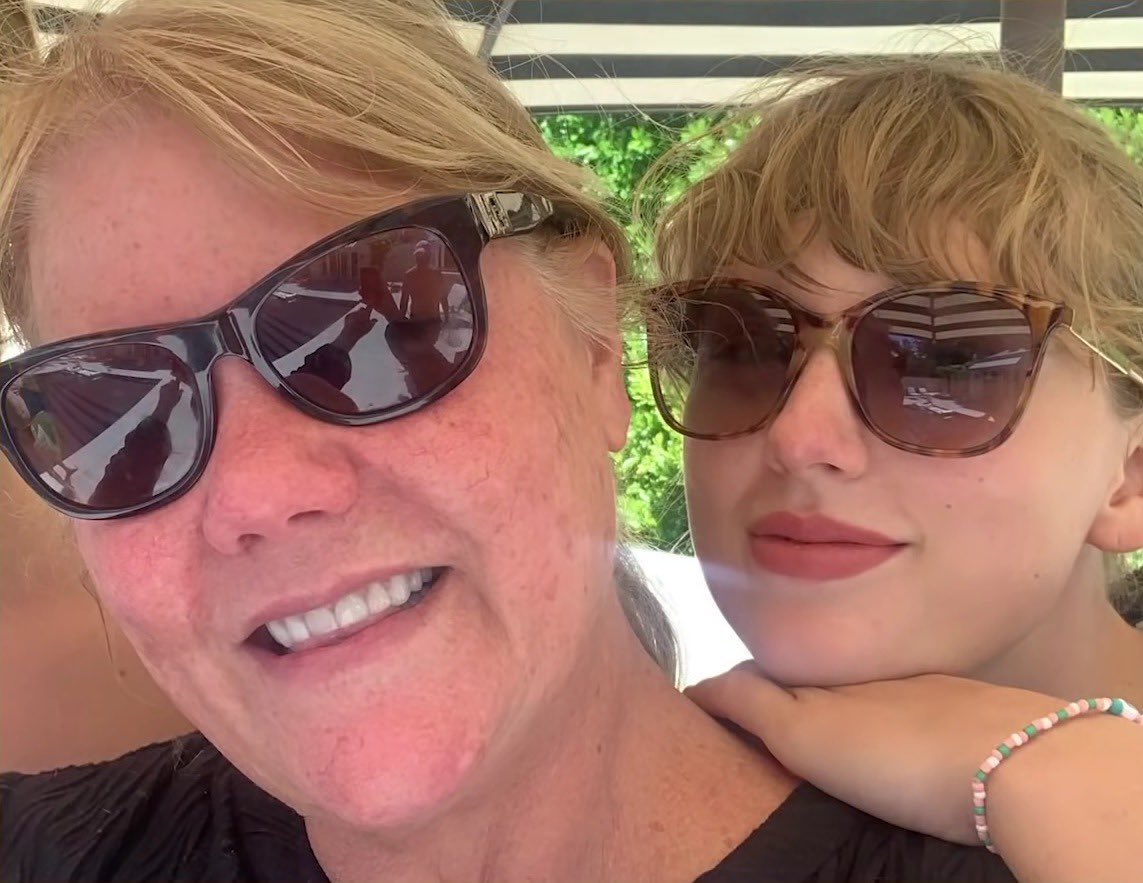 theerastourinfo's tweet photo. Happy Birthday Mama Swift! 🤍 @taylorswift13 @taylornation13 #MamaSwift #TaylorSwiftMamaSwift https://t.co/UkQBbAOwMA