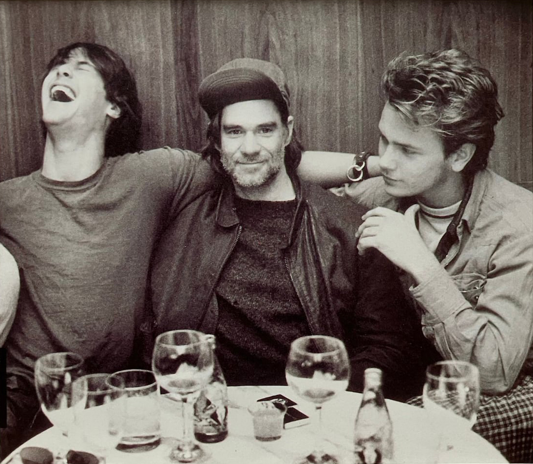phoenixsgallery's tweet photo. Keanu Reeves, Gus Van Sant and River Phoenix on the set of My Own Private Idaho (1991) https://t.co/bPxYXujGs0