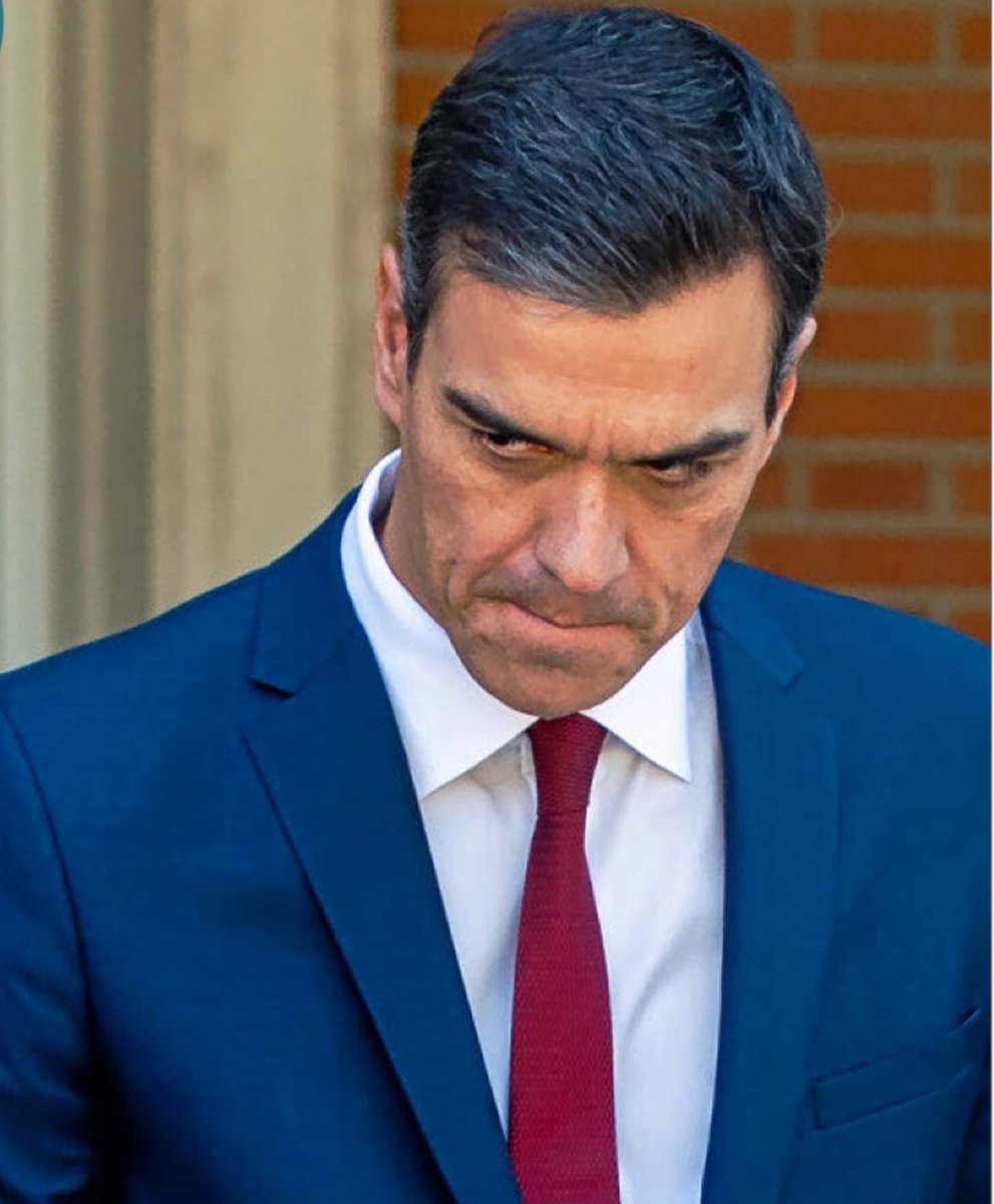 MCasariegoCor's tweet photo. Este hombre mete votos detrás de una cortina en el congreso de su partido, firma libros que no escribe, sabotea las votaciones en el Congreso de los Diputados…
Ha pasado suficiente tiempo como para haberlo visto todos.
Quienes le sigan defendiendo son parte del problema. https://t.co/7DxGFjB1YO