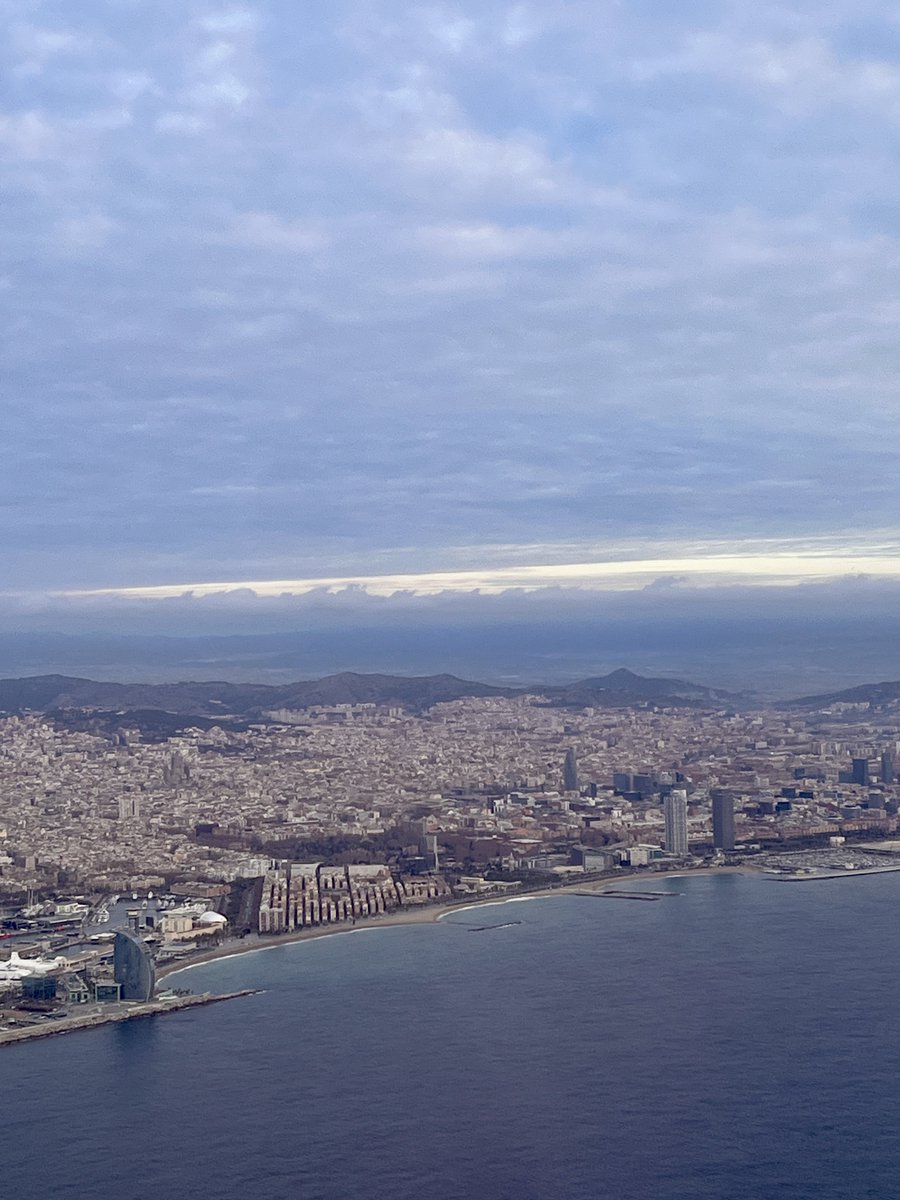 singularia_blog's tweet photo. ✈️🤓 Aunque volver a casa equivale a que un #viaje ha terminado, nunca está mal si lo que te espera son estas vistas de #Barcelona, ¿verdad?
#VisitBCN | #BCN https://t.co/xD8wgSinLl