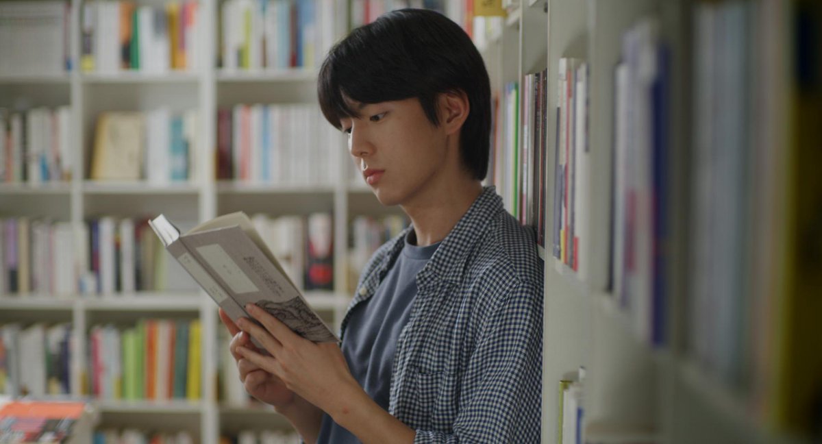 blup_dates's tweet photo. #TheBookStore | #서점이야기 —
Jeong-woo, who works at a bookstore, has a crush on Seo-yeon, a senior he works with. He wants to confess to his senior, but seeing the senior's confusion after meeting the last guest makes it difficult for him to say anything. https://t.co/OCcL344bk3