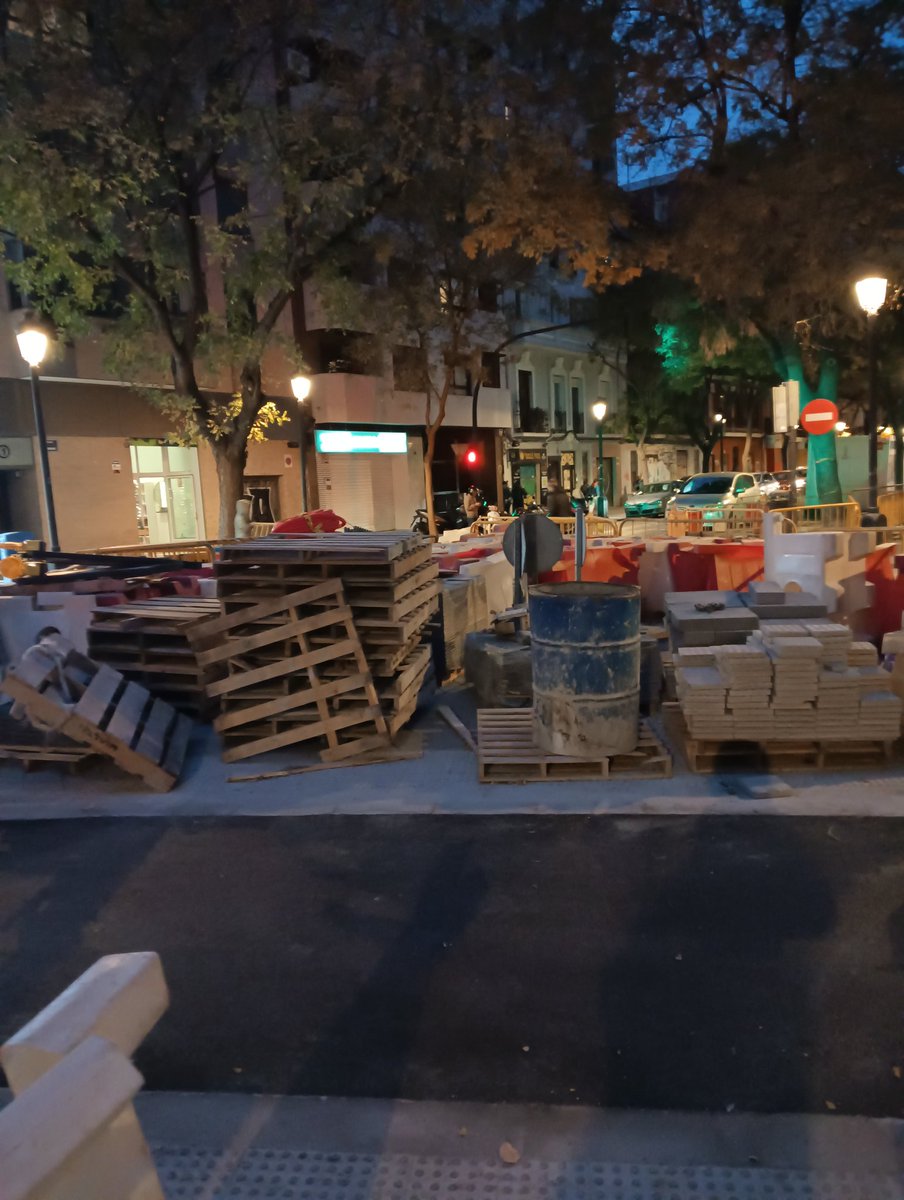 "València, més neta, més verda, fem-ho be". Me encanta la iniciativa, reclamar al ciudadano que se implique en este proyecto, y zonas de la ciudad en obras desde hace más de 4 meses y en las que no aparece nadie a acabarlas o limpiar la zona. Habría que mirárselo <a href="/AjuntamentVLC/">Ajuntament València</a>