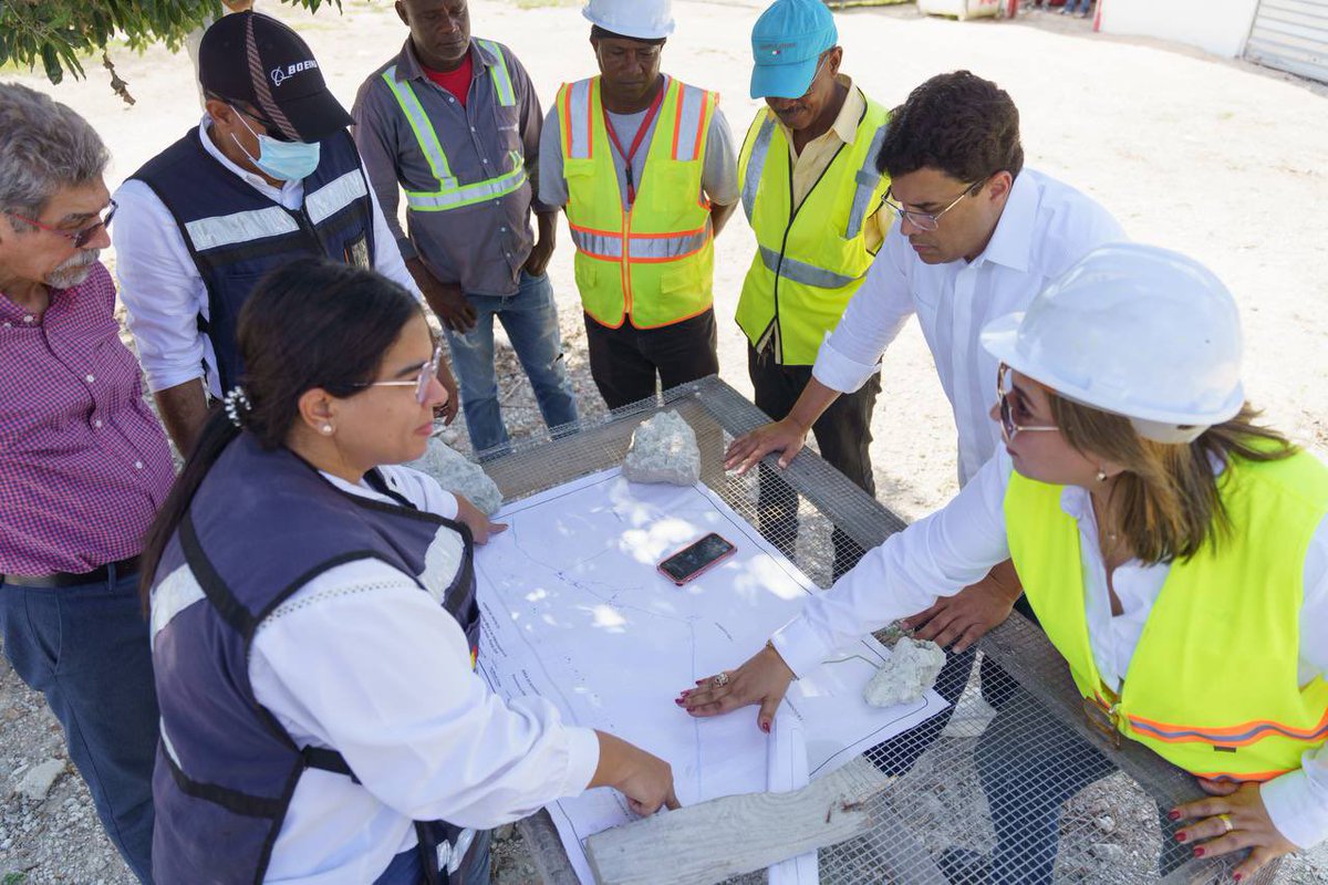 DavidColladoM's tweet photo. Verificamos el avance de la calle Domingo Maíz. Una vía de vital importancia para toda la comunidad de la zona quienes en su mayoría, son servidores turísticos en los diferentes resorts del Este del país. Además que será una vía de desfogue vehicular mejorando de manera integral la calidad de vida de los moradores y la experiencia de todos sus visitantes.