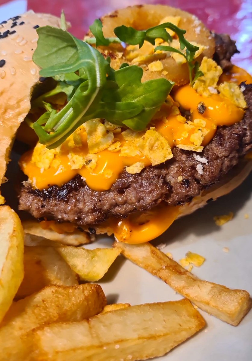 CafeBarMega's tweet photo. La hamburguesa de esta semana es: Con Cheddar y a lo Loco!

-Hamburguesa de ternera con jalapeños
-Salsa de cheddar
-Queso cheddar
-Nachos picaditos
-Aros de cebolla
-Rúcula

 #venalmega #pidealmega #burger #hamburguesadelasemana #hamburguesa #sevillahoy #almadegordo #foodporn https://t.co/nfJzYO4PuI