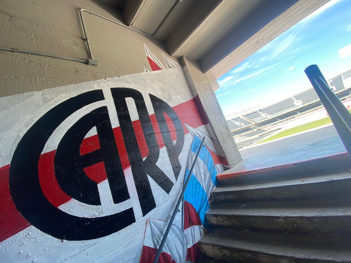 ElRiverTour's tweet photo. De la mano de @SubComDelHincha  los murales en nuestro #River , mención especial para la bandera de @14riverynadamas  Gracias ! 
Quieran a River cómo lo quería Hugo Leite !!! https://t.co/x2mHXDp3oX