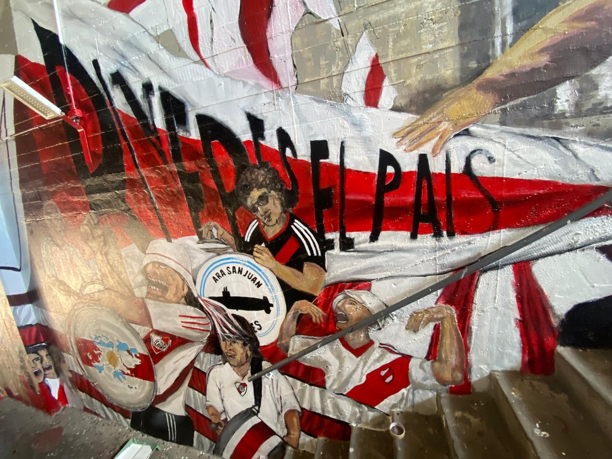 ElRiverTour's tweet photo. De la mano de @SubComDelHincha  los murales en nuestro #River , mención especial para la bandera de @14riverynadamas  Gracias ! 
Quieran a River cómo lo quería Hugo Leite !!! https://t.co/x2mHXDp3oX