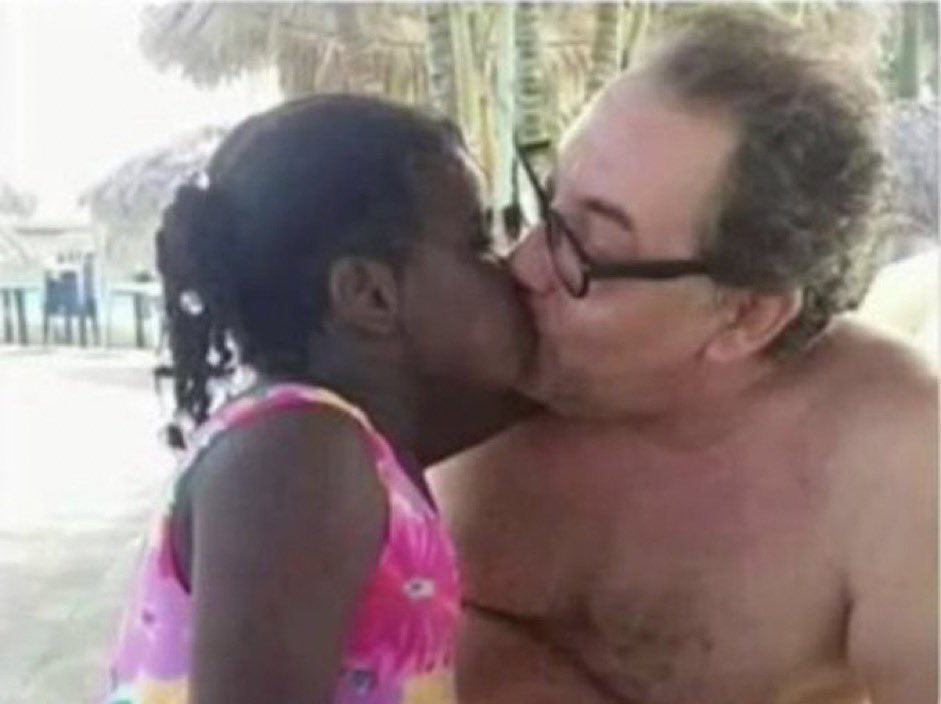 ULAQMEDYA's tweet photo. Özür dilerim ama paylaşmak zorundayız.

Epstein adasından. Takriben 9 yaşında bir kız çocuğu ve 60 yaşında bir dana.

Afrika'dan çocuk kaçırma hikayelerini bir gün flood yapacağım. Sorumlu ülke Fransa ... https://t.co/AiiqCyC1yG