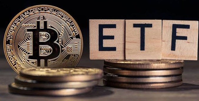 On-chain Data is Here: What Trades Are Whales Making Ahead of Possible Approval of #BITCOIN Spot ETFs?

In the hours before the highly anticipated approval of the #BitcoinETF , on-chain data reveals that some cryptocurrency whales are making significant moves.
Whale 0x781 became