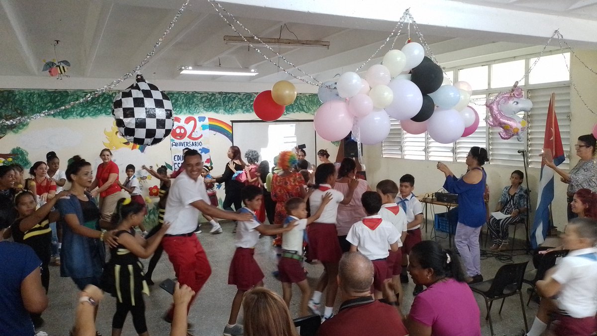 Alegría en la escuela José Martí en la #IslaDeLaJuventud con la celebración del 62 aniversario de la #EducaciónEspecial en #Cuba #PeriódicoVictoria
@DiazCanelB
@EVilluendasC
@LorenzoOsbel