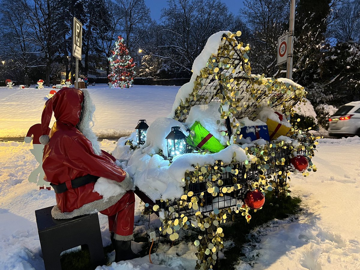 MarianneEjder's tweet photo. My winterland ⛄️ #Village #LeGrandSaconnex #SantaInAction https://t.co/wP1BkB9ep5