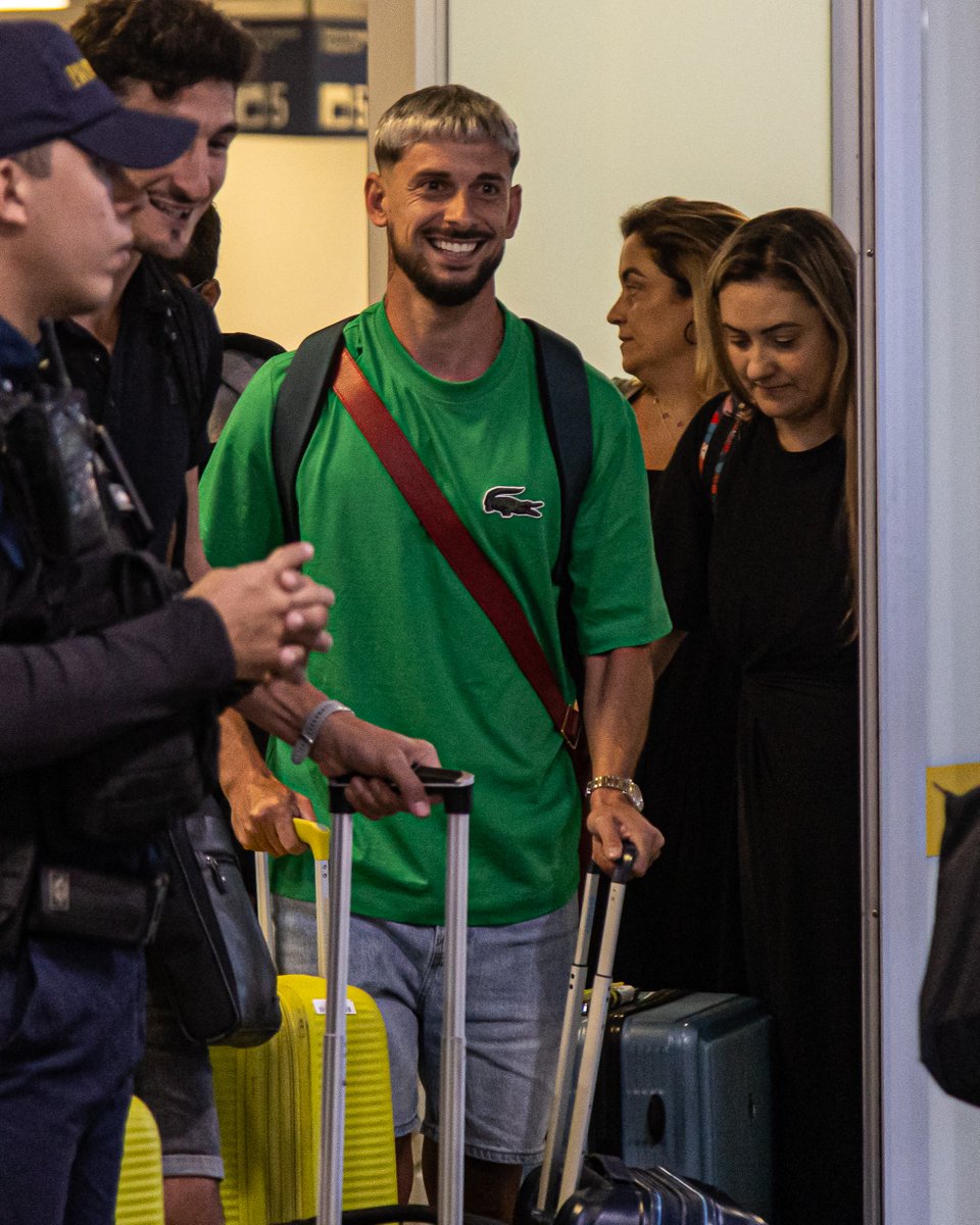 CearaSC's tweet photo. E tem mais atleta chegando na cidade! ✈🏁 

O atleta uruguaio Facundo Castro desembarcou hoje (10) no Aeroporto Pinto Martins e foi recepcionado pelo nosso idolo Ricardinho, juntamente com alguns torcedores do Vozão.  

Seja bem-vindo, hermanito! 😎👊🏼 

📸 Samuel Felix / Ceará SC  
#CearáSC