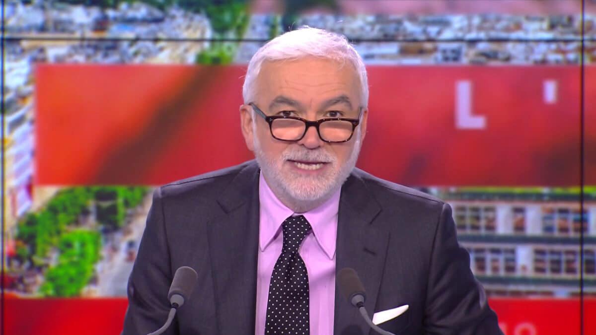 CerfiaFR's tweet image. 🇫🇷 FLASH | &quot;Je n’ai pas aimé les paroles de Gérard #Depardieu dans Complément d’enquête, mais j’aime encore moins ceux qui l’attaquent depuis un mois&quot;, a déclaré Pascal #Praud dans sa chronique. (Le JDD)