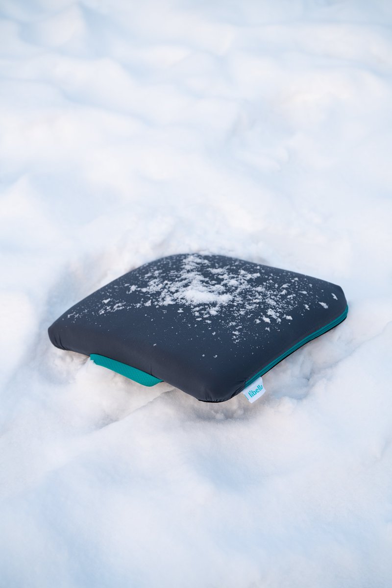 libelladesign's tweet photo. Zůstaňte "ACTIVNÍ" i během zimy. ❄️
Protože s Libella Seat Active je to hračka.
Sníh či vodu z něj snadno oklepete a pokračujete v krasojízdě, nebo v koulovačce. 👏
#libella #sedakvozik #wheelchair #ergoterapeut #antidekubitnisedak https://t.co/d5Vet134wq