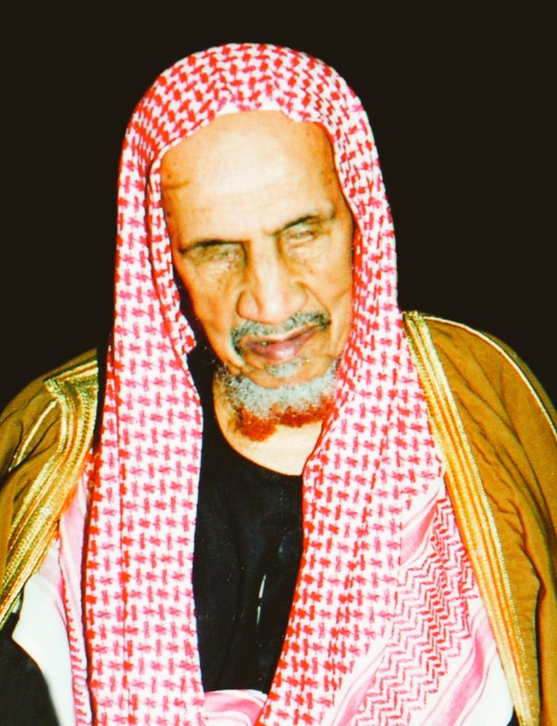 ALfalehaaa's tweet photo. امرأة مسلمة من الفلبين، اعتدى النصارى على زوجها فقتلوه، فأصبحت أرملة وأطفالها يتامى، وليس لها أحدٌ بعد الله، فنُصِحَتْ أن تكتبَ للشيخ ابن باز رحمه الله لمساعدتها، فلما وصلت الرسالة للشيخ، وجّه الجهة المختصة لمساعدتها، فردّت الجهةُ بأنّ البنود المالية لا تسمح بالمساعدة، فقال الشيخ لكاتبِهِ: اكتب لأمين الصندوق بأن يخصم من راتبي عشرة آلاف ريال، وأرْسِلْهُ إلى هذه المرأة.
= الإنجاز في ترجمة الإمام عبد العزيز بن باز.