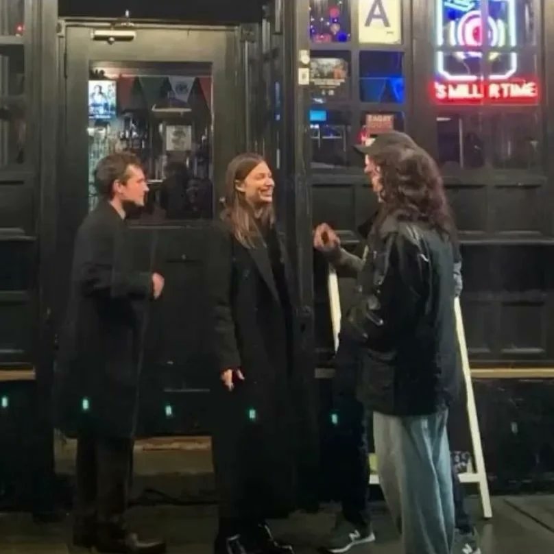 UrsulaCorberoBR's tweet photo. 📸 | OMG!!!

Úrsula Corberó (@ursulolita) e Josh Hutcherson (@jhutch1992) foram vistos em Nova Iorque por alguns fãs.

O que será que podemos esperar disso? 👀 https://t.co/u9jCqNQZKg