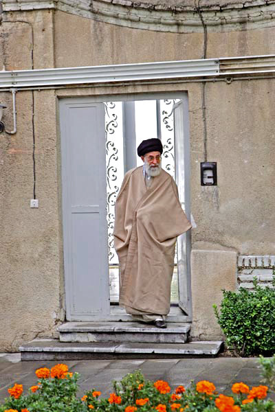 AliRahimi1400's tweet photo. با یه مهمون برزیلی از کنار بیت رهبری عبور می کردیم که پرسید اینجا کجاست ؟ گفتم: رهبر ما اینجا زندگی می کنه ،باور نکرد و گفت: مگه میشه رهبر یک کشور در این ساختمان های فرسوده زندگی کنه،گفتم : زندگی رهبر ما پیامبر گونه ست و مثل پیامبر شما حضرت عیسی ساده زندگی میکنه .
#ساده_زیستی https://t.co/81anNC5mBk