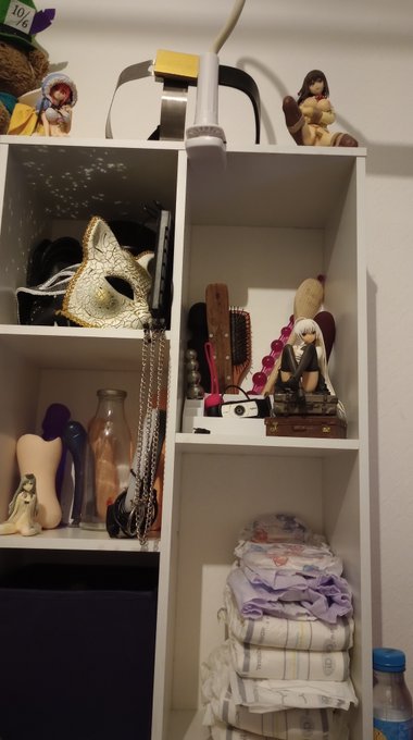 Who's got the cutest little work station? 🙋&zwj;♀️  Who has to instantly cover it with a blankie when someone<a href="/tag/adult"class="tags"><span>#adult</span></a><a href="/tag/camgirl"class="tags"><span>#camgirl</span></a><a href="/tag/nsfw"class="tags"><span>#nsfw</span></a><a href="/tag/amateurporn"class="tags"><span>#amateurporn</span></a><a href="/tag/slutsoftw"class="tags"><span>#slutsoftw</span></a>