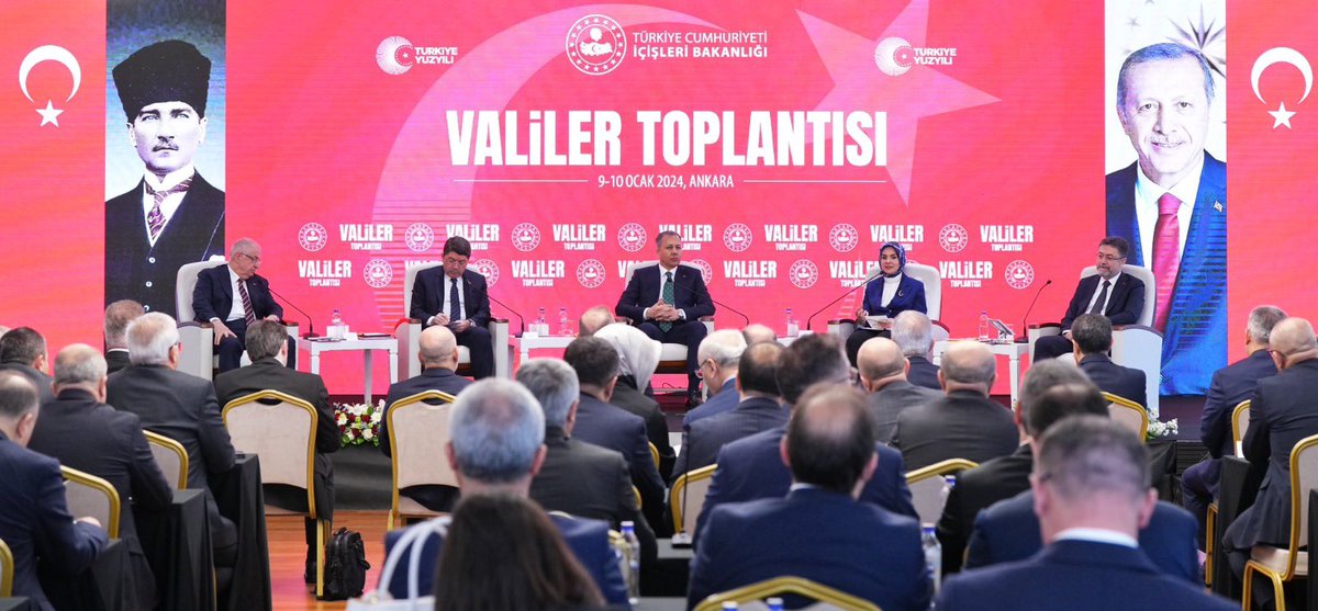 sefikaygol's tweet photo. Sn Cumhurbaşkanımızın ev sahipliği ve himayelerinde  İçişleri Bakanımızın Sn Ali Yerlikaya’nın koordinasyonunda 10 Ocak İdareciler Günü münasebetiyle, 

📌Cumhurbaşkan Yardımcımız Sn Cevdet Yılmaz’ın açılış konuşmaları

📌 12 Sayın Bakanımızın sunumları 

📌  Meclis Başkanımız Sayın Numan kurtulmuş’un kabulleri

📌  İçişleri Bakanlığımızın 13 tane biriminin güvenlik ve asayiş ile ilgili sunumlara

📌 Sayın cumhurbaşkanımız Recep Tayyip Erdoğanı’ın kabulleri programlarını 

İhtiva eden 9-10 Ocak tarihlerinde 81 il valisinin katılımıyla Valiler Toplantısına katılım gösterdik.