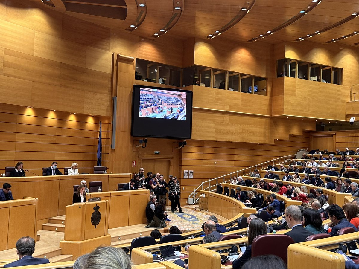 anadebande's tweet image. ESPERPENTO:
1- El sistema de votación se cae cuando faltábamos por votar diputados de PP y Junts.
2- Se retrasa votación, para continuar negociando.
3- Se vota y tras 3 empates se repite la votación xq Junts no había votado.
4- Llega Sánchez negocia y Junts ya vota.Sánchez gana