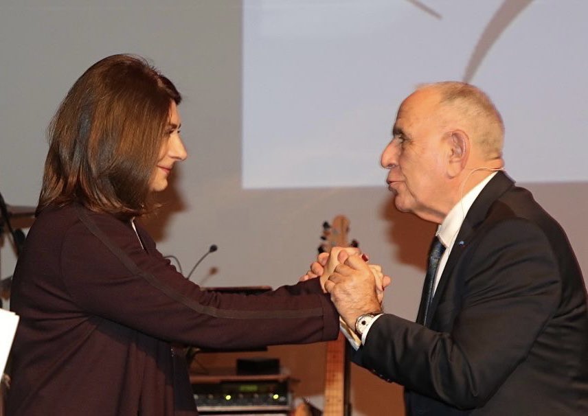 À Saint-Victoret, à la rencontre du maire Claude Piccirillo et des Provençaux. 

Le <a href="/departement13/">Département des Bouches-du-Rhône</a> et <a href="/AMPMetropole/">Métropole Aix-Marseille-Provence</a> sont à leurs côtés, pour faire rayonner nos communes. 

Centres-villes rénovés, espaces végétalisés, voirie, transports, aides pour soutenir le pouvoir d’achat…
