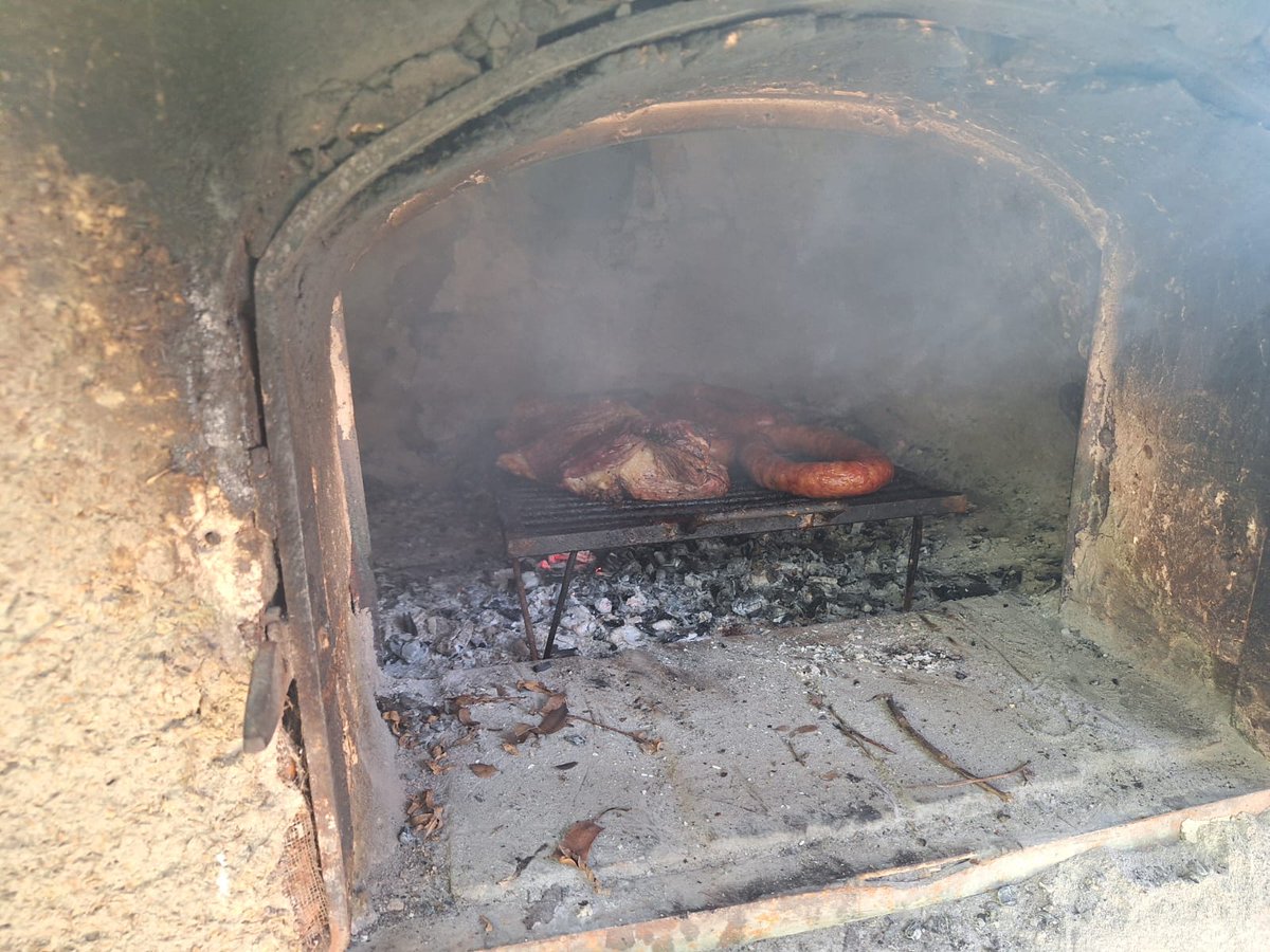gcteamesports's tweet photo. Ayer los inactivos jugadores de GC de juntaron en el palacio de @AbelDiCatarina dónde se degustaron carnes al horno de barro. De jugar ni se habló. Goooool de las ratas! @parquimetro83
@AbelDiCatarina @Xavi_Ramone #IDMR https://t.co/opVC9rwAtg