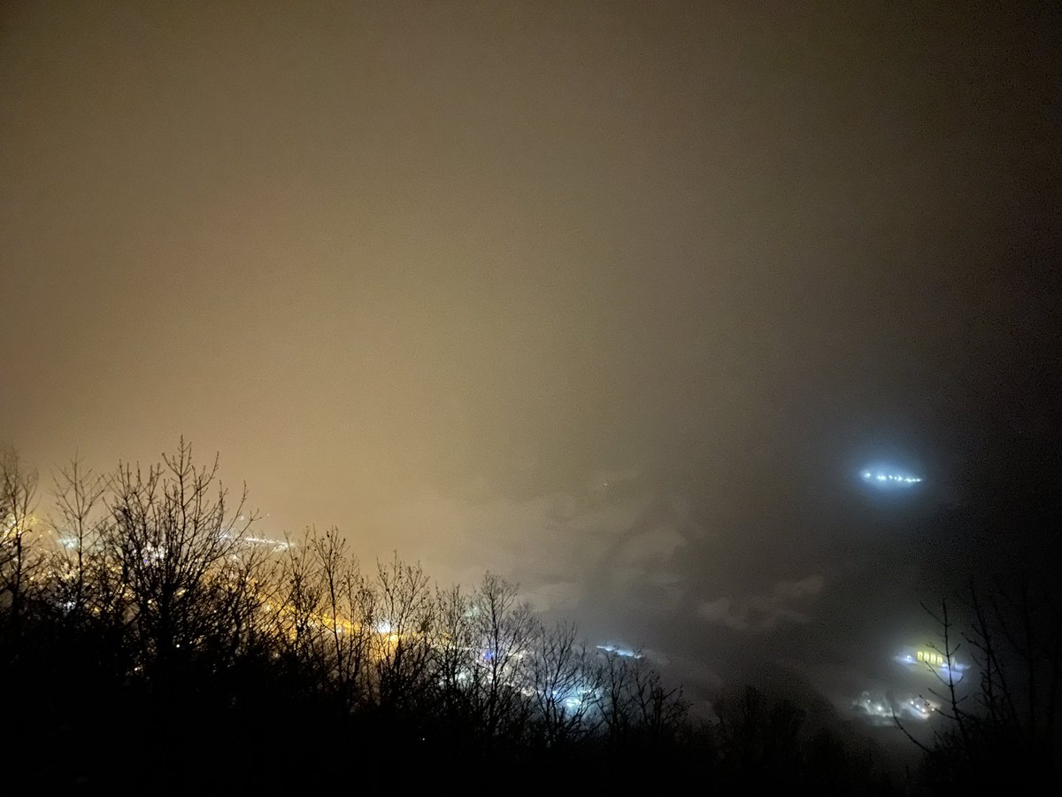 jrambaud's tweet photo. Todo el día esperando la #nevada en #Aran #Pirineos #Pirineus #Lleida y al final nos cae en casa #Bossots #meteo https://t.co/iZdOuPxeEy